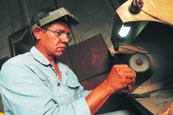 Don Óscar, el artista que hace joyas con radiografías