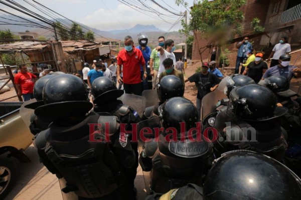 Disturbios en La Era: vecinos se oponen a entierros por miedo al Covid-19 (FOTOS)