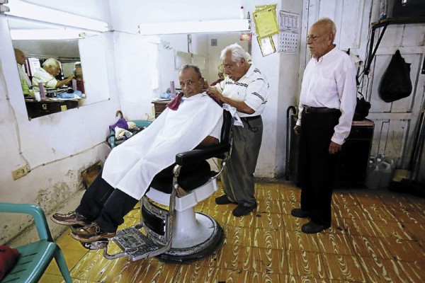 Barberos de oro, maestros del peine y las tijeras