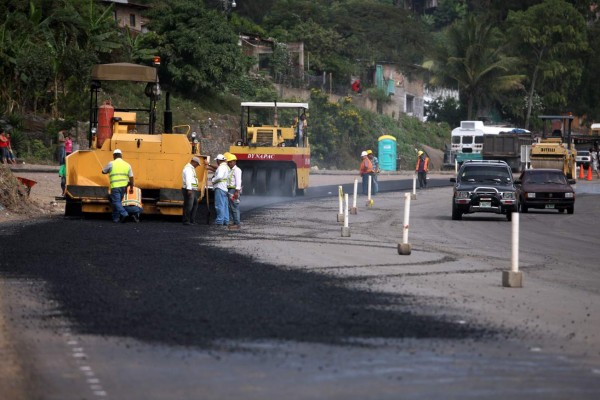 Colocan capa asfáltica para finalizar cuarta etapa