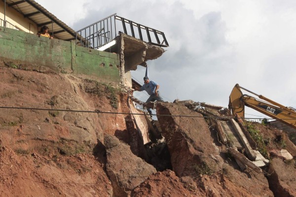 Temen la caída de tres viviendas por desplome de piedra