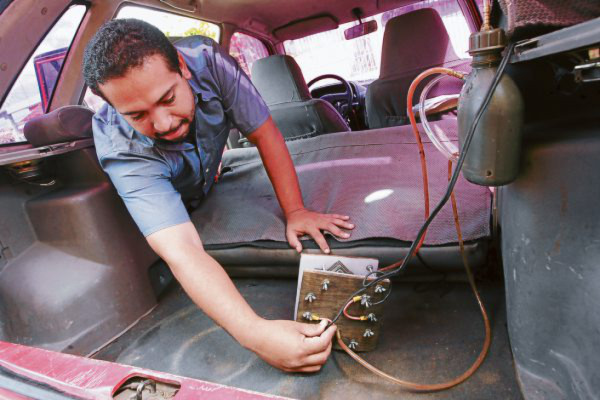 Gustavo, el catracho que mueve su auto con agua