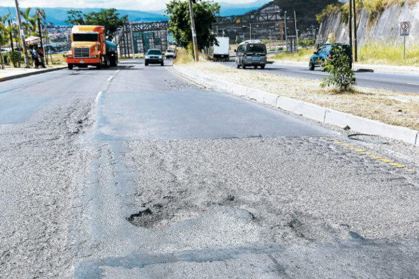 Bacheo a medias dejó peor el anillo periférico