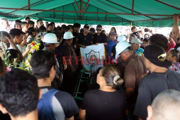 FOTOS: Dramática despedida al profesor Mario Morazán, asesinado en el Instituto Técnico Honduras