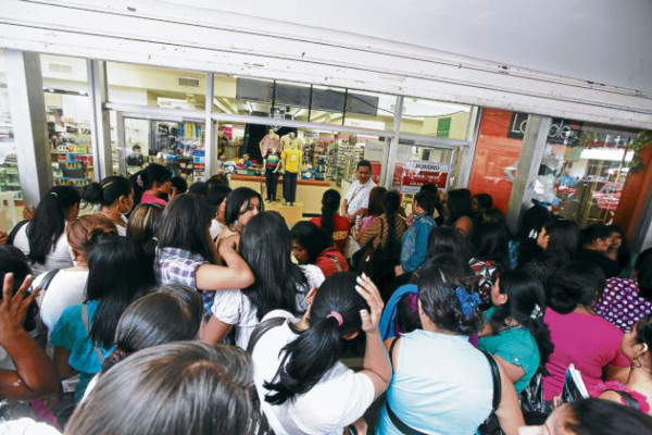Miles de jóvenes hondureños compiten por empleo temporal