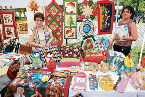 Artesanías en tela vistieron al Redondel de Los Artesanos