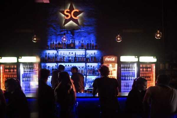 DJ y música electrónica en las ruinas de la ciudad