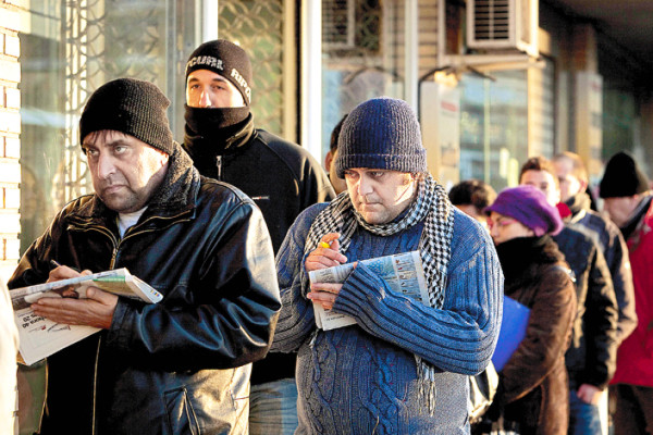 Latinos capean crisis con más astucia que españoles