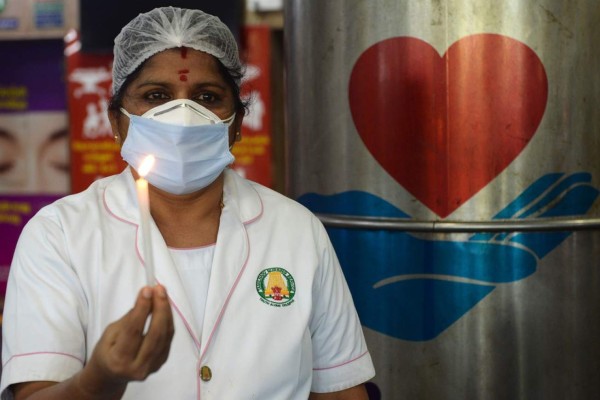 FOTOS: El día a día del personal de salud en el mundo, del hospital a casa