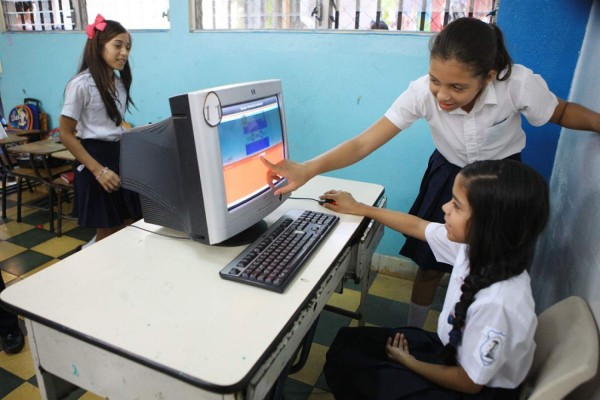 Fiesta cívica y democrática en centros educativos capitalinos