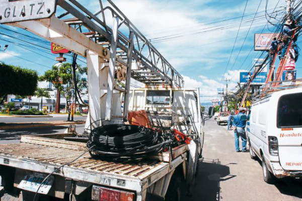 Desenredarán nudos ciegos de cables en cuatro bulevares de Tegucigalpa