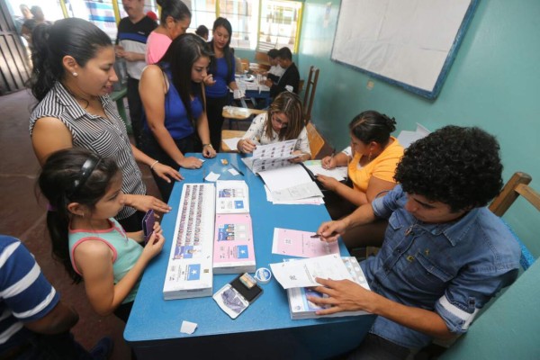 Hondureños se vuelcan a las urnas electorales de la zona sur de la capital