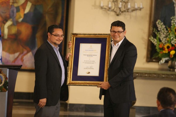 Entregan premios nacionales de Ciencia, literatura y Arte