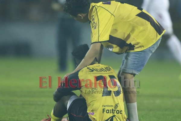 Tristeza y decepción en los rostros de los españolistas tras perder la final (FOTOS)