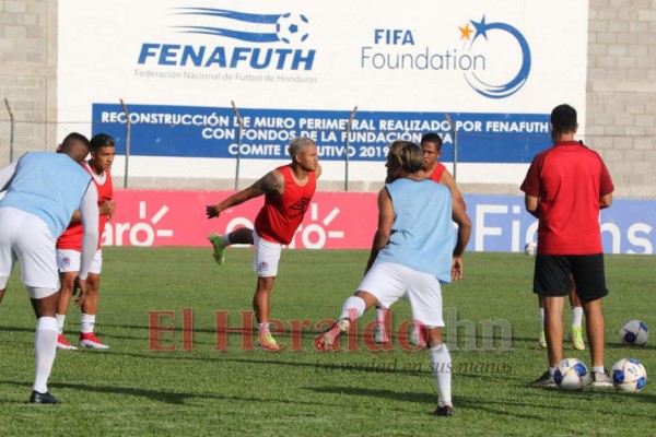 Festejo, consejos a los jugadores y presión por el debut: lo que no se vio en TV del triunfo de Olimpia en Danlí