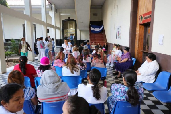 FOTOS: Asambleas informativas en el sector salud de Honduras castigan con larga espera a pacientes