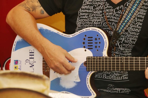 Polache lanza su línea de camisas 'Catrachos de Cora'