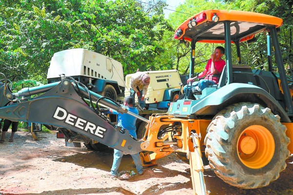 Dinamitan cerro para rescatar cadáveres de mineros del sur