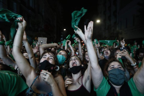Entre llanto y gritos, Argentina reacciona ante legalización del aborto (FOTOS)
