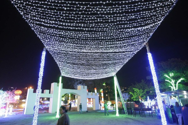 Miles de capitalinos iluminarán su espíritu con la colorida Villa Navideña