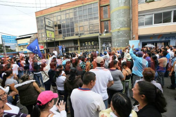 Al ritmo del 'perreo' nacionalistas piden inscripción de Juan Orlando Hernández &nbsp;&nbsp;