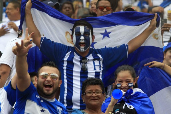 Honduras: La afición catracha apoyó, gritó y sufrió por la Bicolor en el Olímpico
