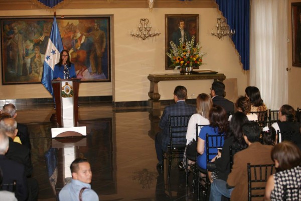 Entregan premios nacionales de Ciencia, literatura y Arte
