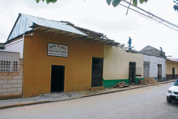 Niños de kínder reciben clases en el parque por falta de edificio