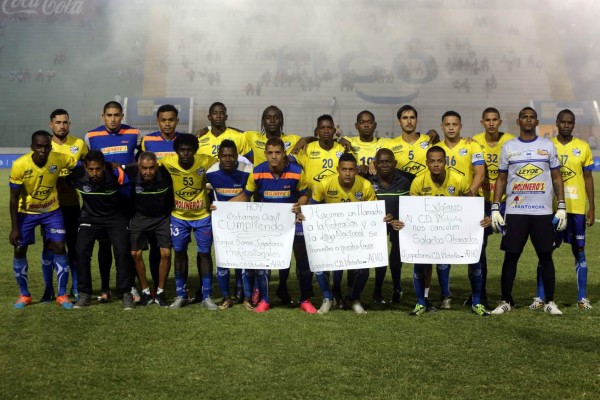 Jugadores del Victoria protestan por falta de pago