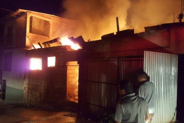 Unas 23 personas en la calle tras quemarse sus casas en colonia 28 de Marzo de la capital de Honduras