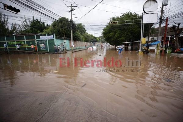 Carros anegados y personas atrapadas en la Kennedy tras fuerte tormenta en la capital