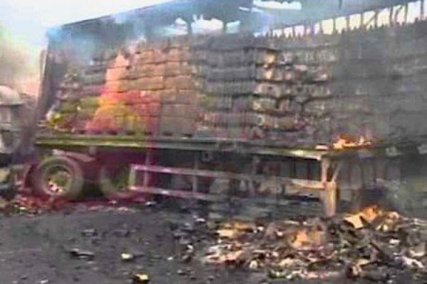 Queman cuatro camiones repartidores de Coca-Cola