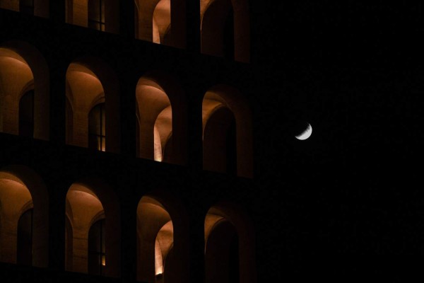 Las hermosas imágenes que dejó el eclipse lunar parcial en varios países del mundo