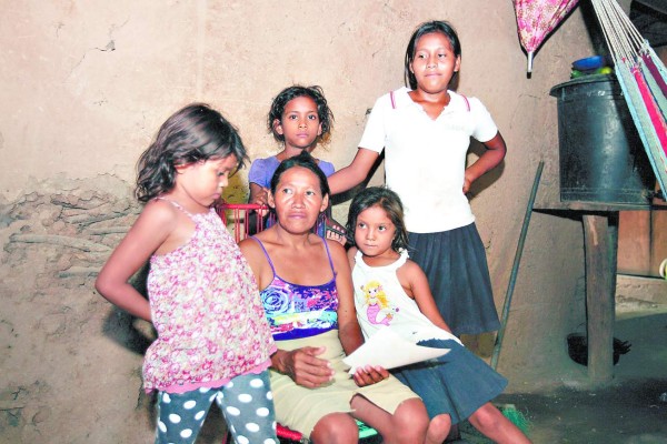 Angustiados padres piden ayuda para menor en estado vegetal