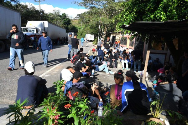 Las tristes imágenes que dejó la segunda gran caravana de hondureños al llegar a la frontera con Guatemala