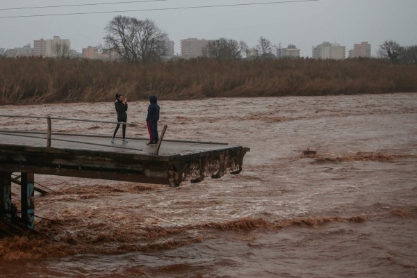 Sube a 13 cifra de muertos por paso de tormenta Gloria en España (FOTOS)