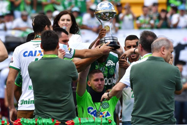 Los tres sobrevivientes del Chapecoense alzan la Copa Sudamericana