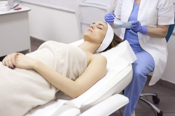 Dígale adiós a las manchas en la piel a causa del acné