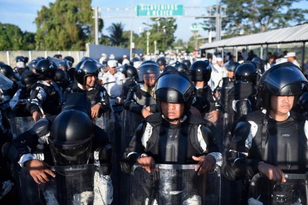 'Le pedimos a AMLO que nos abra las puertas', migrantes en puente fronterizo