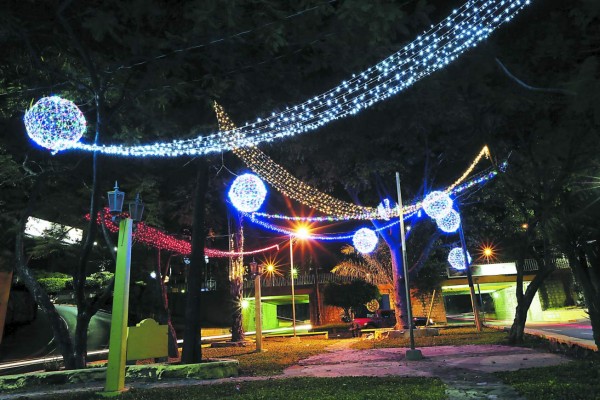La Navidad viste de resplandor y color históricas plazas de la capital