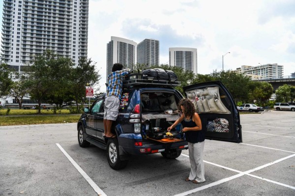 FOTOS: El calvario de dos trotamudos varados en Florida por el Covid-19