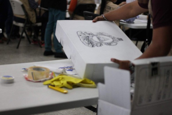 TSE aclara que maletas electorales halladas en centro comercial eran para capacitación