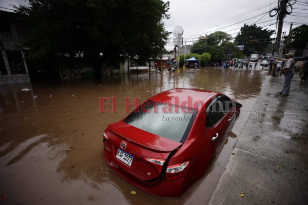 Carros anegados y personas atrapadas en la Kennedy tras fuerte tormenta en la capital