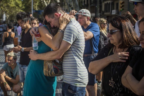 Un tributo conmemorativo de flores, mensajes y velas a las víctimas del ataque terrorista, en la histórica calle de Las Ramblas, en Barcelona, España, el viernes 18 de agosto de 2017. Fotos: AP
