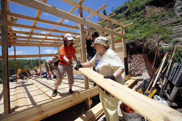 Extranjeros cambiarán vida de 35 familias pobres