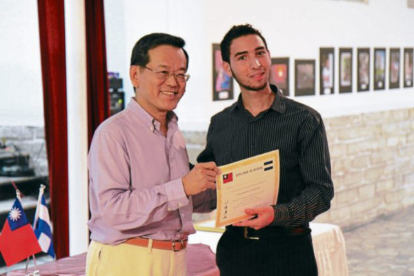 Jóvenes honran la memoria del poeta Qu Yuan