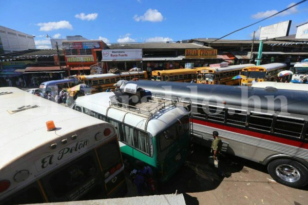 Capitalinos abarrotan terminales para viajar en fin de año