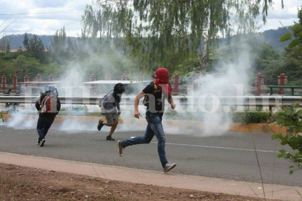 Las imágenes que no viste de la batalla campal entre el MEU y policías