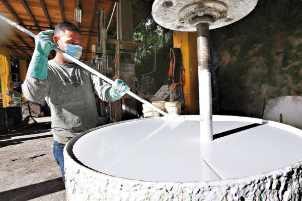 De piedras nace el color