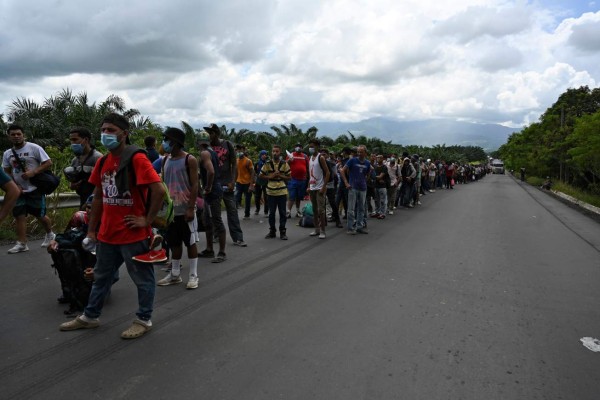 Bajo la lluvia, con niños y expuestos al covid-19, caravana migrante avanza hacia Guatemala